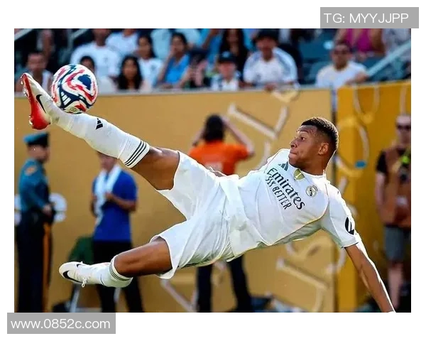 姆巴佩与亚马尔赛后深情拥抱，彰显体育精神力量