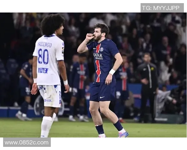 英超新赛季揭幕战巴黎圣日耳曼对阵曼联，激烈对决引燃球迷热情